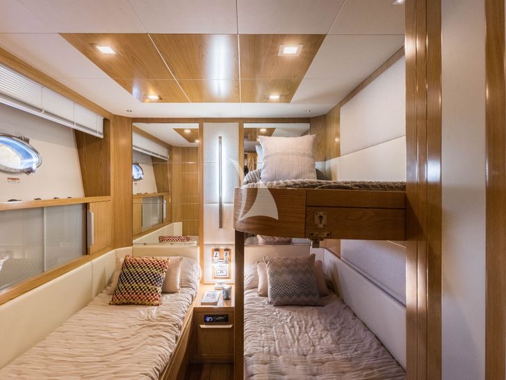 MR CORN Azimut 78 - twin cabin 2 with pullman MR CORN Azimut 78 - twin cabin 2 with pullman