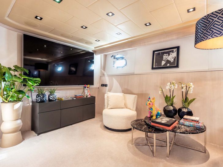 MRS GREY Mangusta 130 master cabin TV