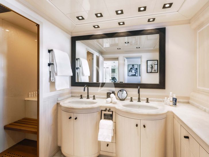 MRS GREY Mangusta 130 - master cabin bathroom MRS GREY Mangusta 130 - master cabin bathroom
