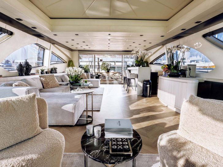MRS GREY Mangusta 130 - saloon seating MRS GREY Mangusta 130 - saloon seating