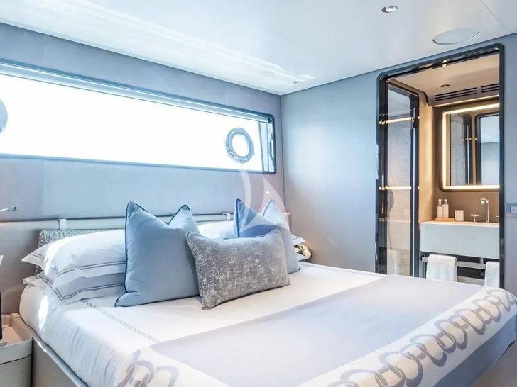 MRS L Custom Line Navetta 30 - VIP cabin 1 MRS L Custom Line Navetta 30 - VIP cabin 1