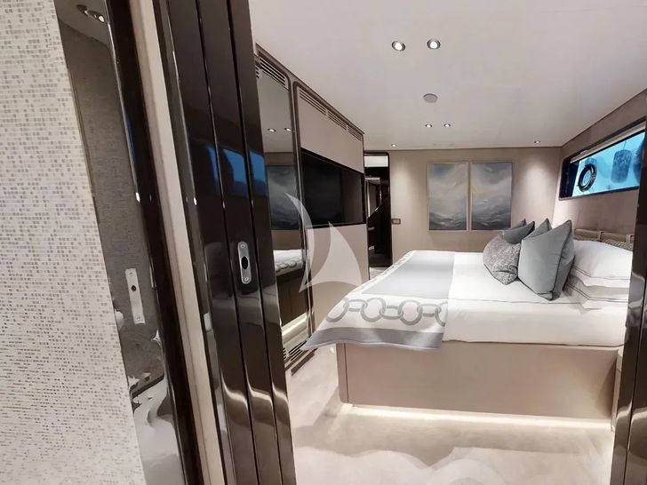 MRS L Custom Line Navetta 30 - VIP cabin 2 MRS L Custom Line Navetta 30 - VIP cabin 2
