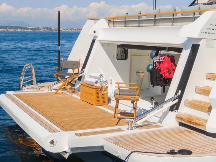 MRS L Custom Line Navetta 30 - beach club MRS L Custom Line Navetta 30 - beach club