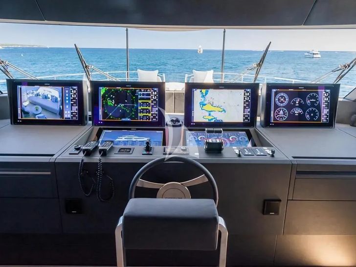 MRS L Custom Line Navetta 30 - cockpit MRS L Custom Line Navetta 30 - cockpit