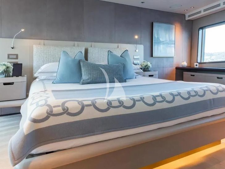 MRS L Custom Line Navetta 30 - master cabin bed MRS L Custom Line Navetta 30 - master cabin bed