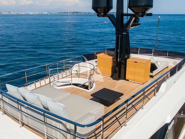 MRS L Custom Line Navetta 30 - sun deck sun beds MRS L Custom Line Navetta 30 - sun deck sun beds