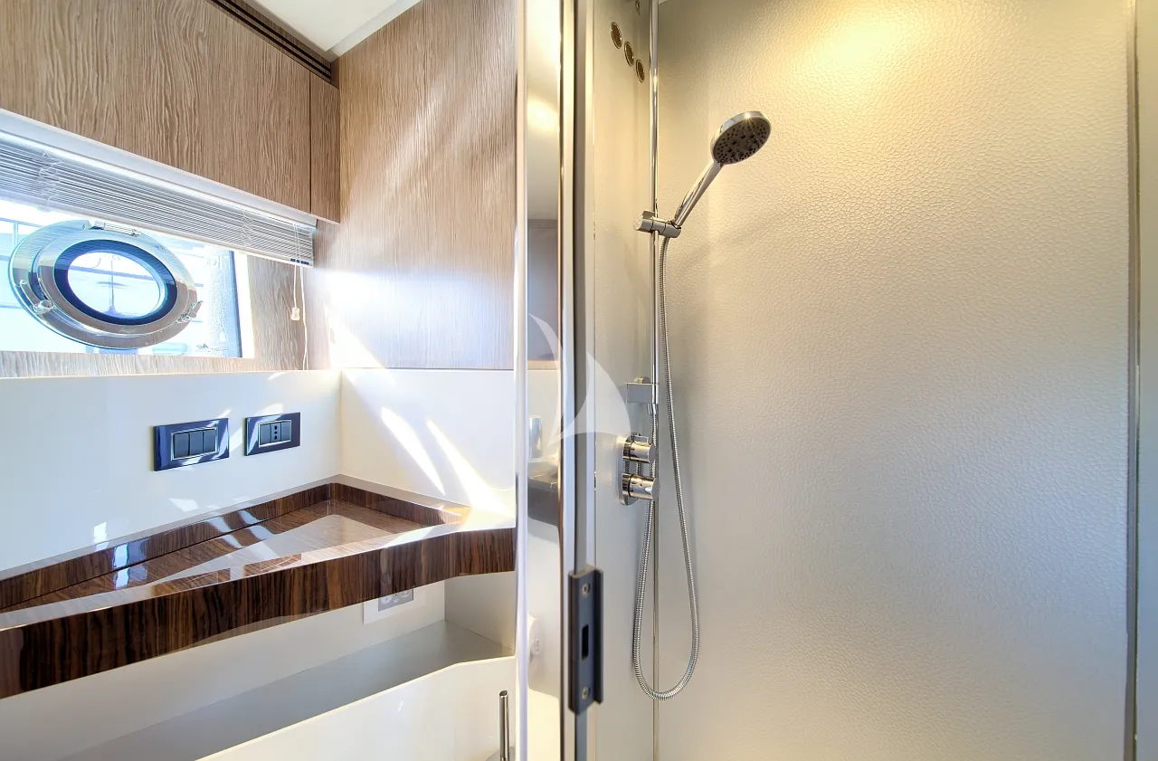 MUDITA Azimut S7 - VIP cabin bathroom