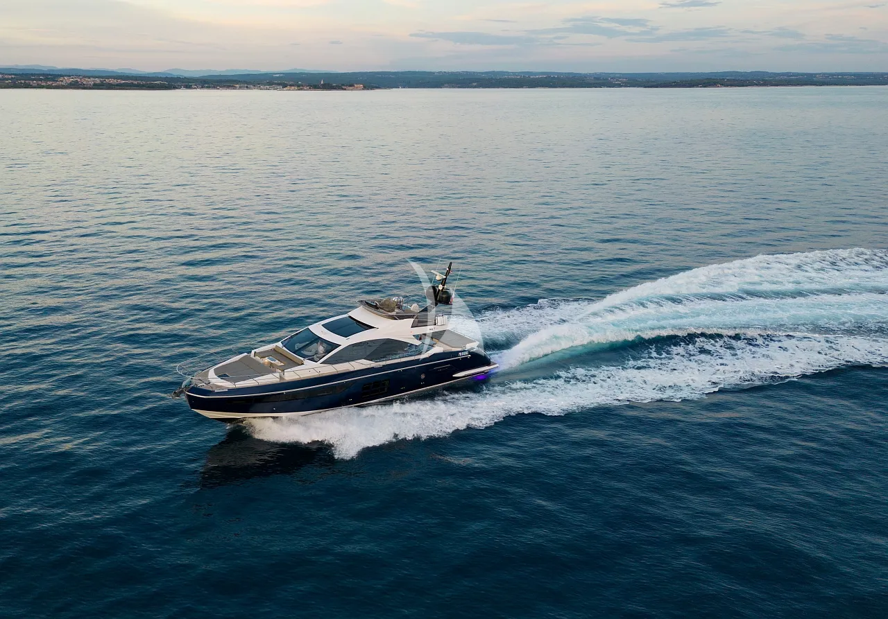 MUDITA Azimut S7 - cruising across the waterline