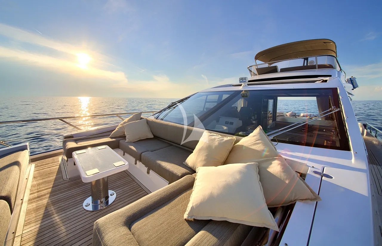 MUDITA Azimut S7 - foredeck lounge