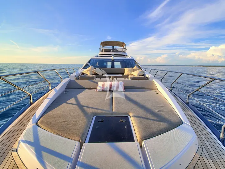 MUDITA Azimut S7 - foredeck sunbathing area MUDITA Azimut S7 - foredeck sunbathing area