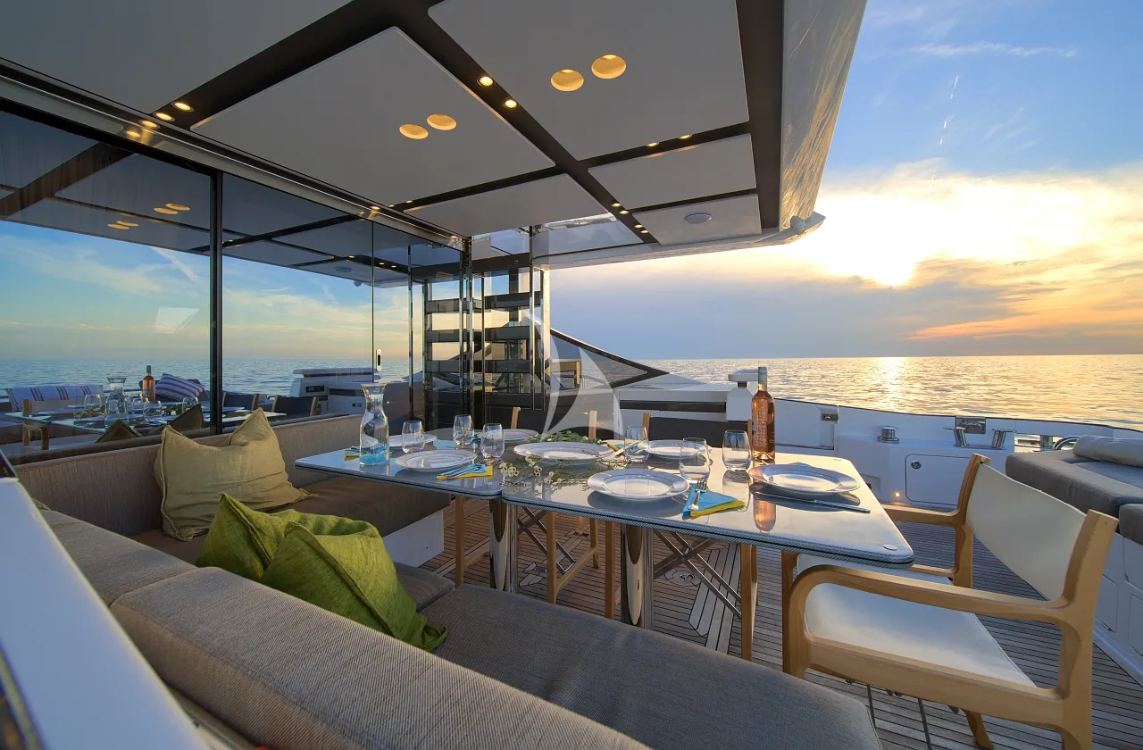 MUDITA Azimut S7 - main aft deck alfresco dining area