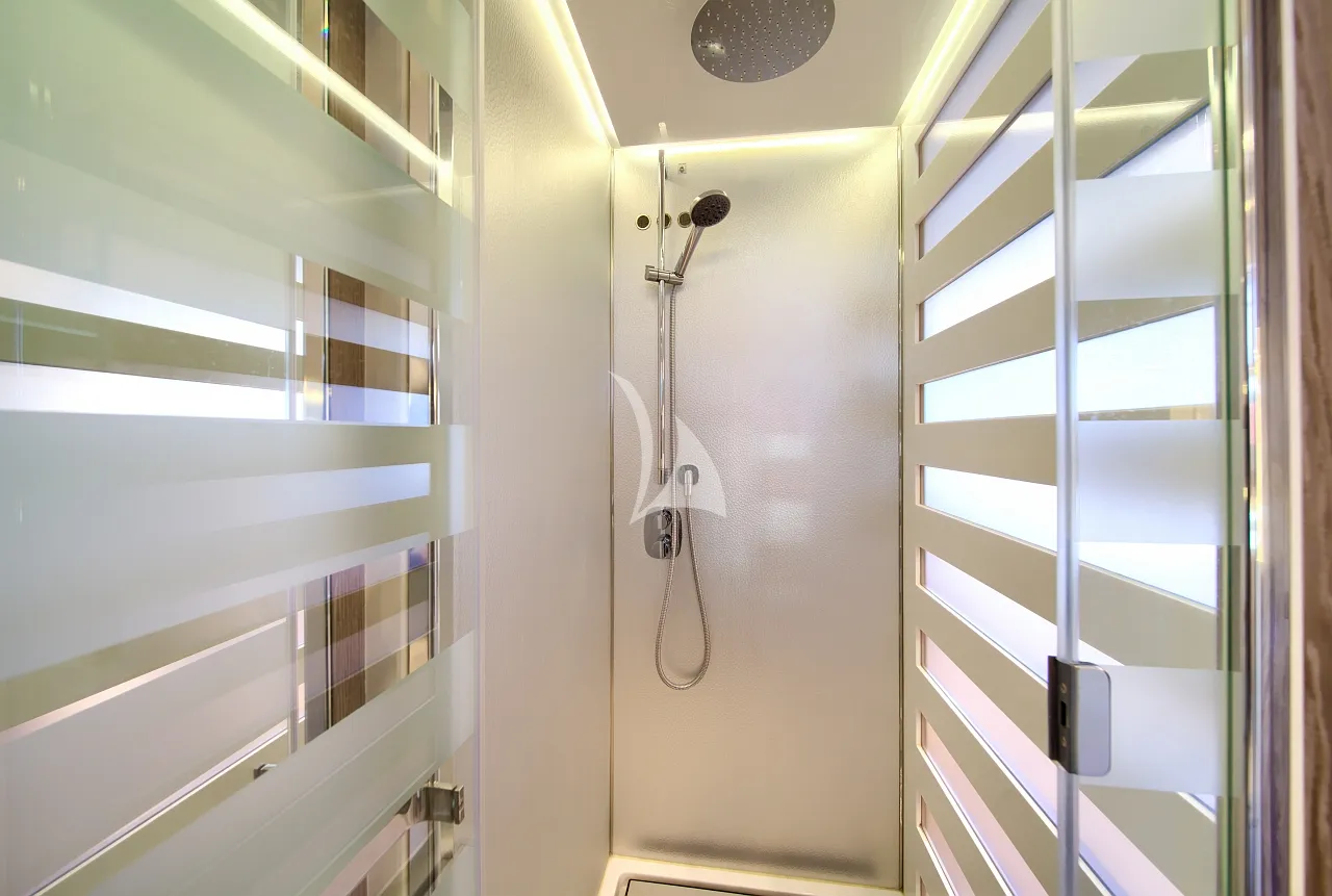 MUDITA Azimut S7 - master cabin bathroom shower
