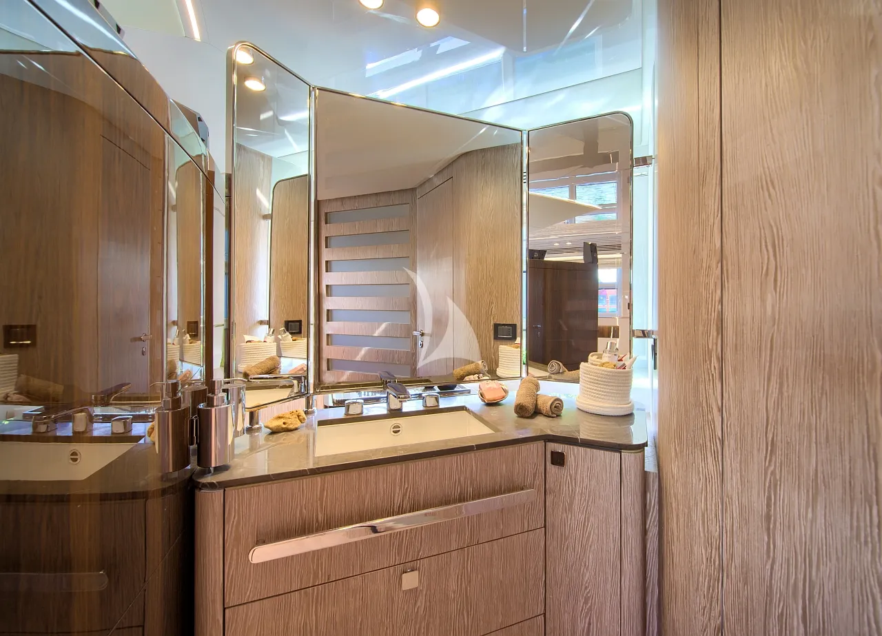 MUDITA Azimut S7 - master cabin bathroom vanity