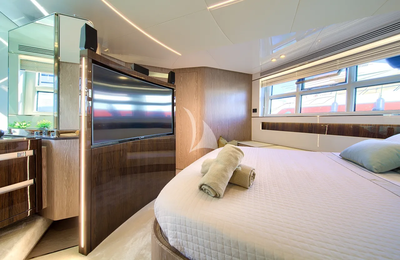 MUDITA Azimut S7 - master cabin bed and TV