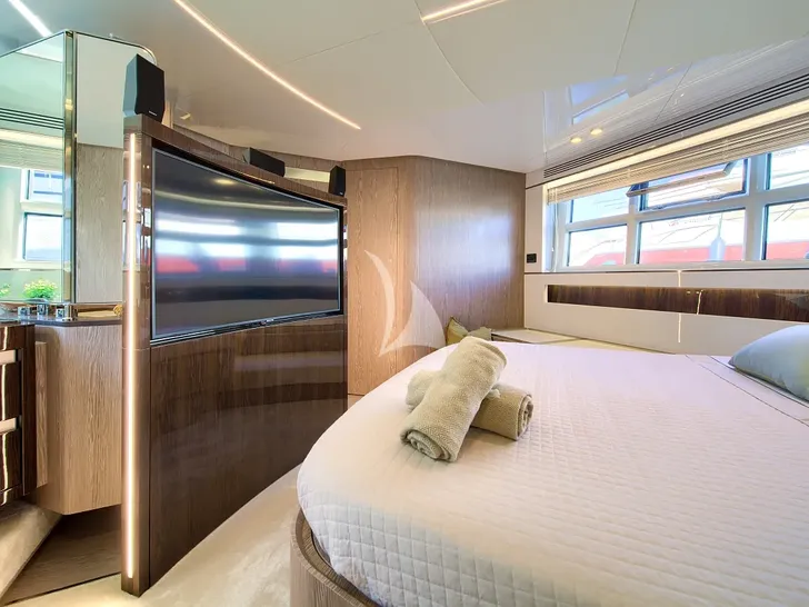 MUDITA Azimut S7 - master cabin bed and TV MUDITA Azimut S7 - master cabin bed and TV