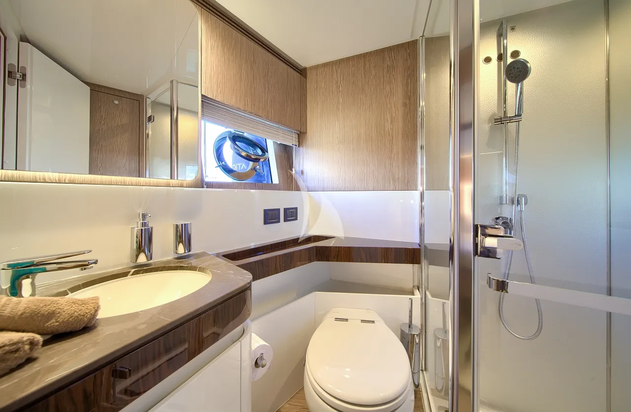 MUDITA Azimut S7 - twin cabin bathroom