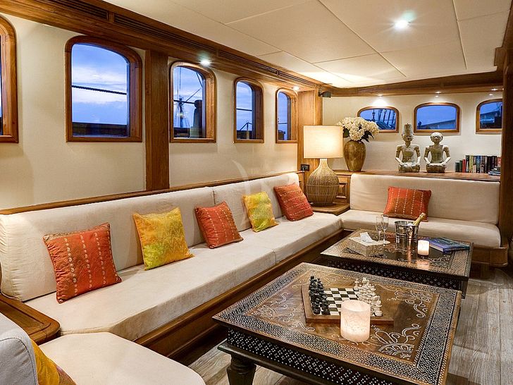 MUTIARA LAUT Phinisi 47m - saloon MUTIARA LAUT Phinisi 47m - saloon