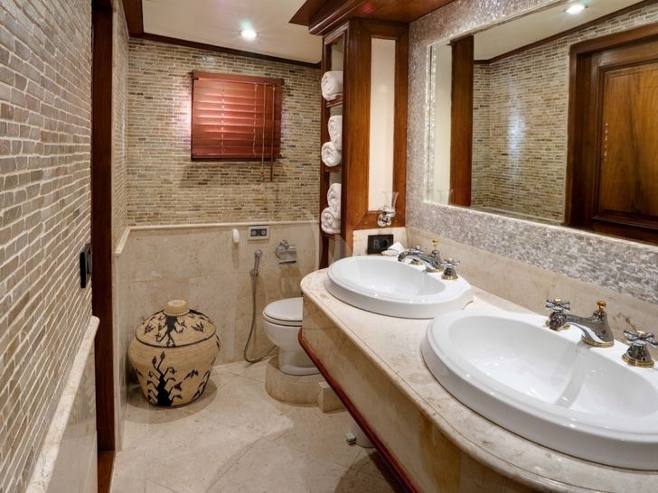 MUTIARA LAUT Phinisi 47m - master cabin bathroom MUTIARA LAUT Phinisi 47m - master cabin bathroom