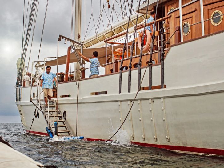 MUTIARA LAUT Phinisi 47m - boarding ladder MUTIARA LAUT Phinisi 47m - boarding ladder