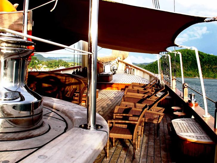 MUTIARA LAUT Phinisi 47m - bow MUTIARA LAUT Phinisi 47m - bow