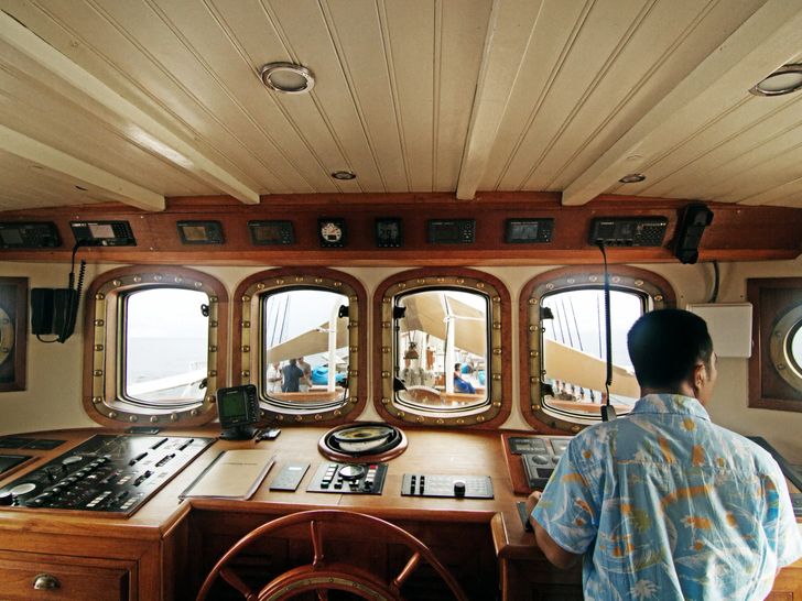 MUTIARA LAUT Phinisi 47m - cockpit MUTIARA LAUT Phinisi 47m - cockpit