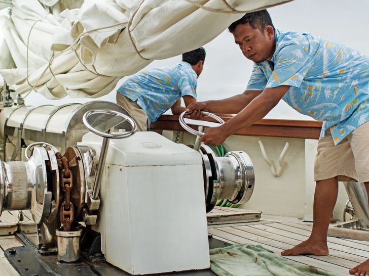 MUTIARA LAUT Phinisi 47m - crew in action 3 MUTIARA LAUT Phinisi 47m - crew in action 3