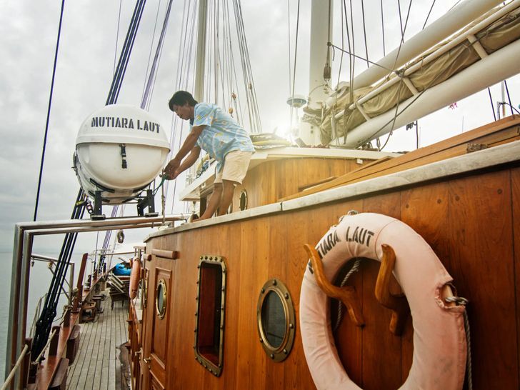 MUTIARA LAUT Phinisi 47m - crew in action MUTIARA LAUT Phinisi 47m - crew in action