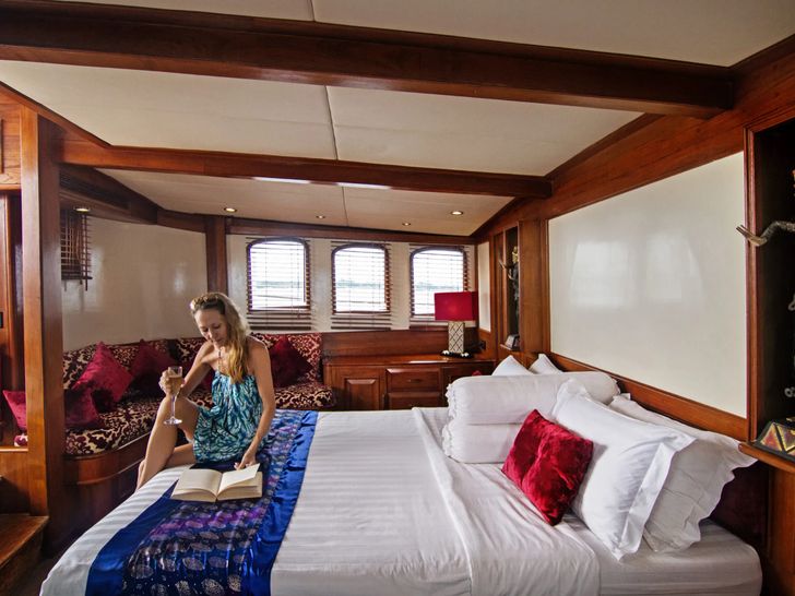 MUTIARA LAUT Phinisi 47m - guest in the master cabin MUTIARA LAUT Phinisi 47m - guest in the master cabin