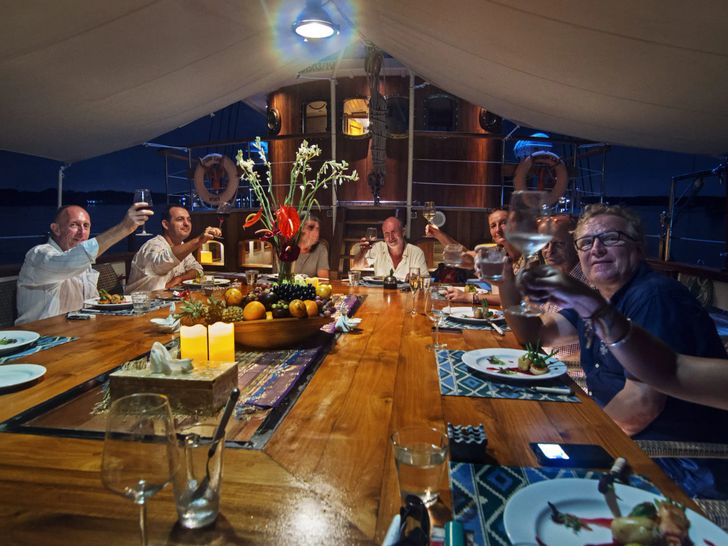 MUTIARA LAUT Phinisi 47m - guests dining alfresco MUTIARA LAUT Phinisi 47m - guests dining alfresco