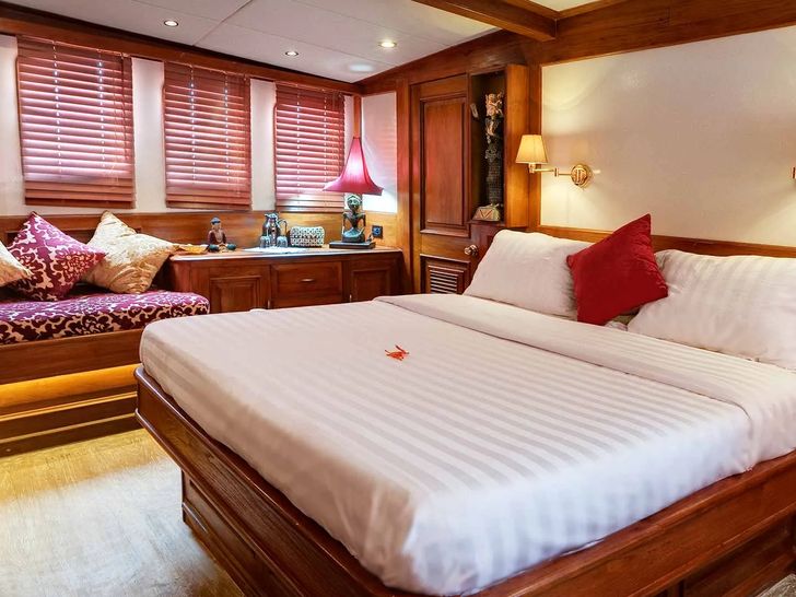 MUTIARA LAUT Phinisi 47m - master cabin bed and seating area MUTIARA LAUT Phinisi 47m - master cabin bed and seating area