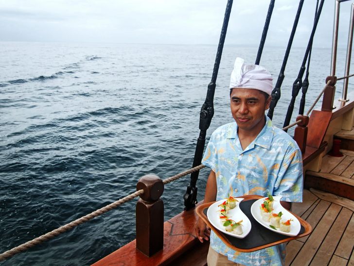 MUTIARA LAUT Phinisi 47m - steward MUTIARA LAUT Phinisi 47m - steward
