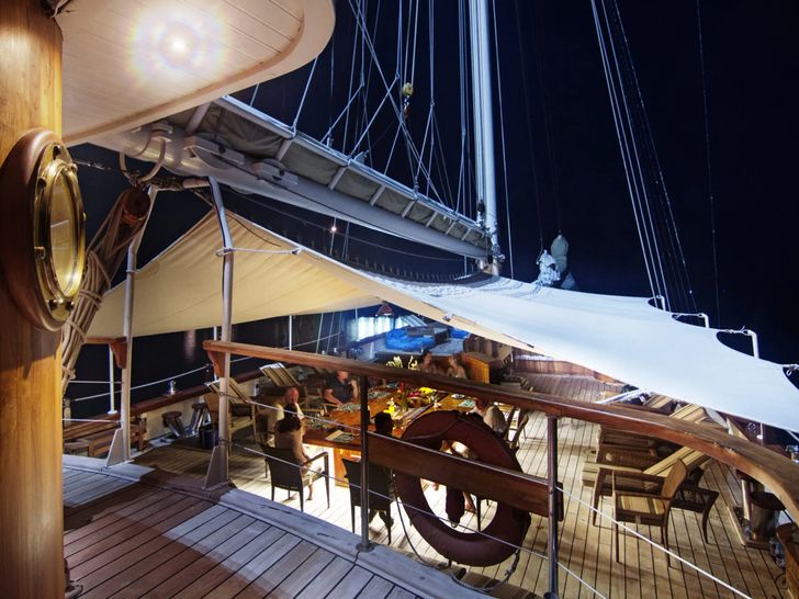 MUTIARA LAUT Phinisi 47m - upper deck alfresco dining area MUTIARA LAUT Phinisi 47m - upper deck alfresco dining area
