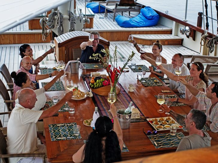MUTIARA LAUT Phinisi 47m - wine party MUTIARA LAUT Phinisi 47m - wine party