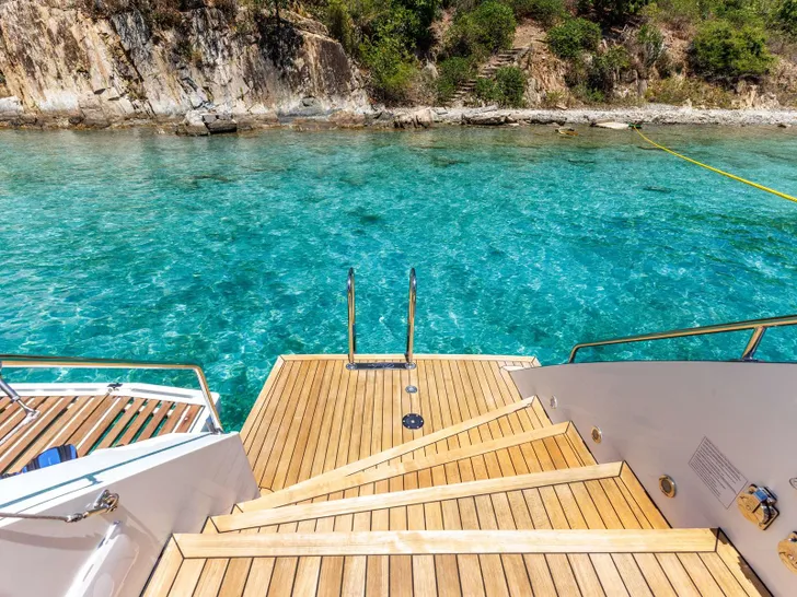 MYMLAN II Privilege Signature 580 - aft platform MYMLAN II Privilege Signature 580 - aft platform