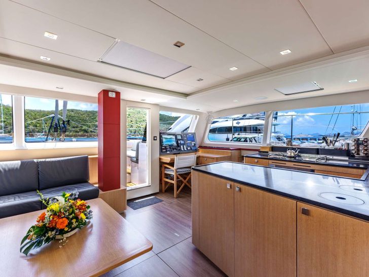MYMLAN II Privilege Signature 580 - galley MYMLAN II Privilege Signature 580 - galley