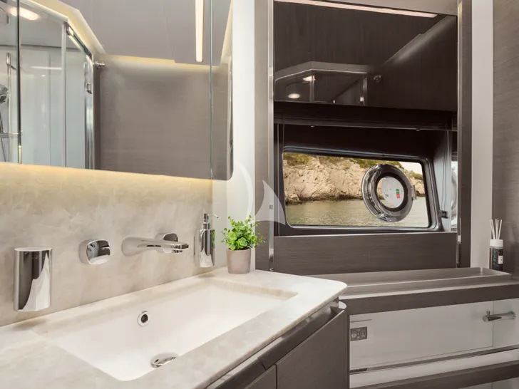 MYNE Azimut S8 - VIP cabin 2 bathroom MYNE Azimut S8 - VIP cabin 2 bathroom