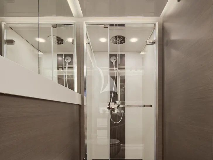 MYNE Azimut S8 - master cabin shower MYNE Azimut S8 - master cabin shower