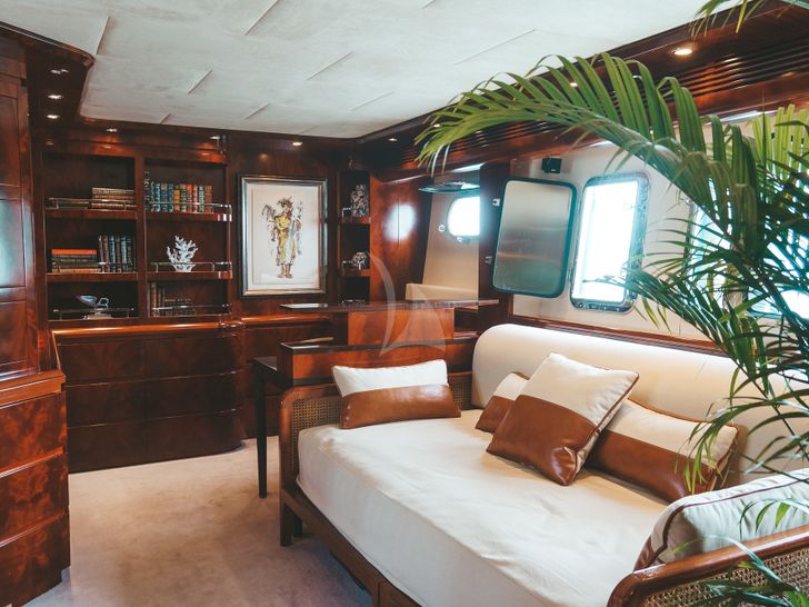 FOR YOUR EYES ONLY Astondoa 102 GLX - master cabin lounge FOR YOUR EYES ONLY Astondoa 102 GLX - master cabin lounge