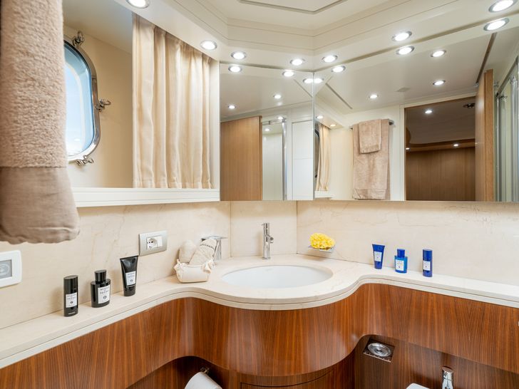 MY LIFE Maiora 27 - VIP cabin bathroom MY LIFE Maiora 27 - VIP cabin bathroom