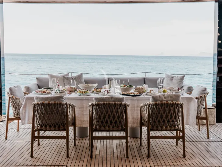 NALANI Sunreef 80 - aft alfresco dining set up NALANI Sunreef 80 - aft alfresco dining set up