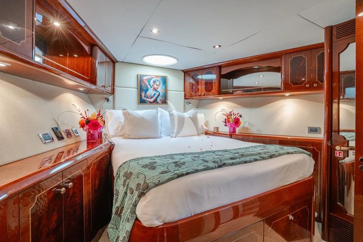 Charter Yacht NAMASTAY - Lazzara 116 - 5 Cabins - Nassau - Exumas - Staniel Cay - Bahamas