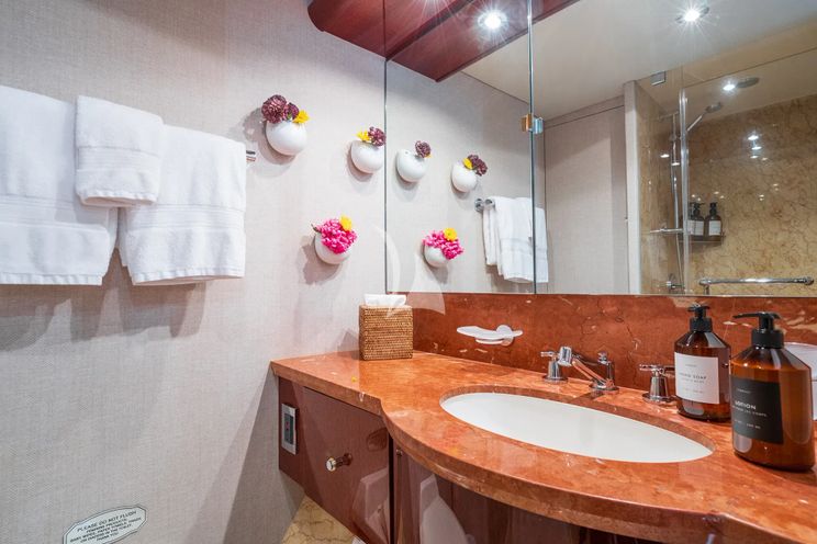 Charter Yacht NAMASTAY - Lazzara 116 - 5 Cabins - Nassau - Exumas - Staniel Cay - Bahamas