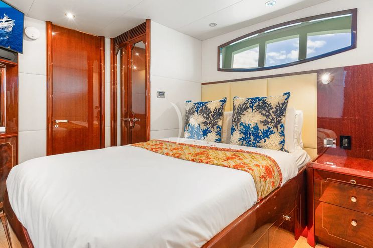 Charter Yacht NAMASTAY - Lazzara 116 - 5 Cabins - Nassau - Exumas - Staniel Cay - Bahamas