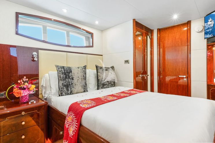 Charter Yacht NAMASTAY - Lazzara 116 - 5 Cabins - Nassau - Exumas - Staniel Cay - Bahamas
