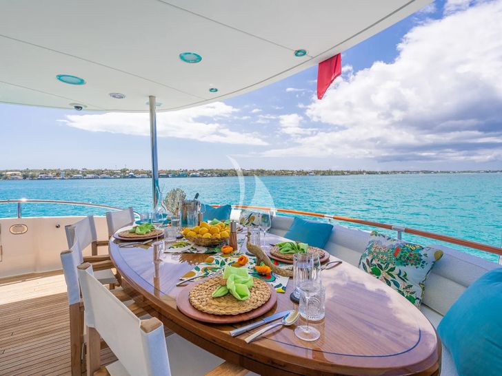 NAMASTAY Lazzara 116 - main aft deck alfresco dining area NAMASTAY Lazzara 116 - main aft deck alfresco dining area