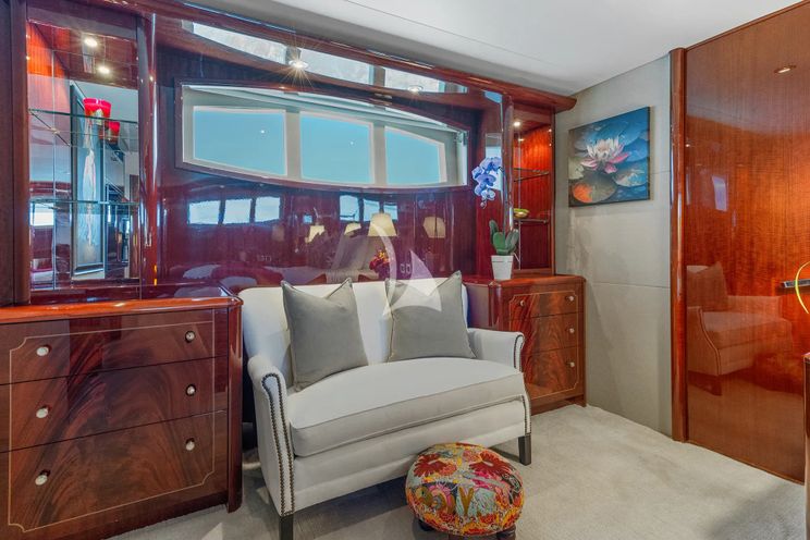 Charter Yacht NAMASTAY - Lazzara 116 - 5 Cabins - Nassau - Exumas - Staniel Cay - Bahamas