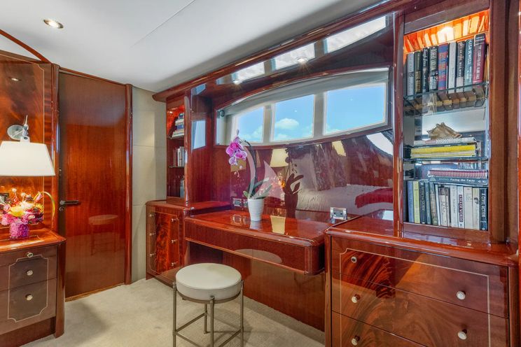 Charter Yacht NAMASTAY - Lazzara 116 - 5 Cabins - Nassau - Exumas - Staniel Cay - Bahamas