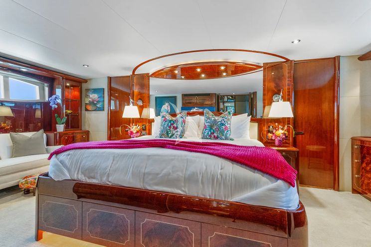 Charter Yacht NAMASTAY - Lazzara 116 - 5 Cabins - Nassau - Exumas - Staniel Cay - Bahamas