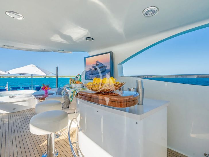 NAMASTAY Lazzara 116 - sundeck bar NAMASTAY Lazzara 116 - sundeck bar