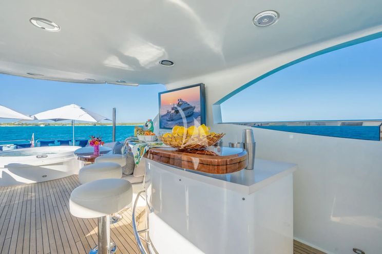Charter Yacht NAMASTAY - Lazzara 116 - 5 Cabins - Nassau - Exumas - Staniel Cay - Bahamas